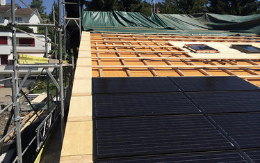 <strong>Solaranlage</strong> Zollikerberg<br />Bauphase, positionierung Solarpanel PV